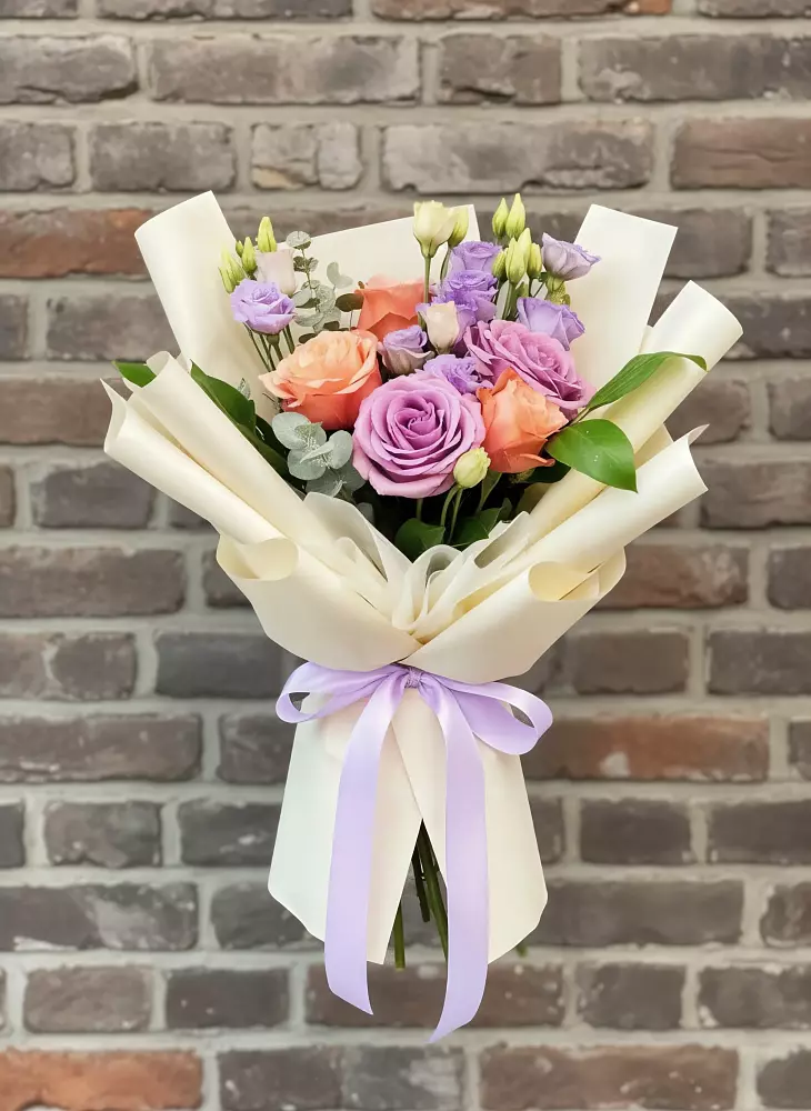 Букет цветов из: Лизиантусы и Розы в Крупино