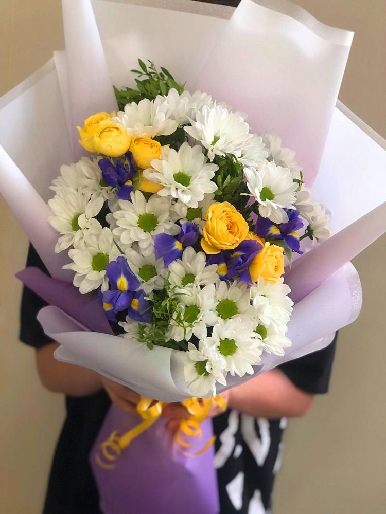 Букет цветов из: Ирисы, Хризантемы и Розы в Крупино