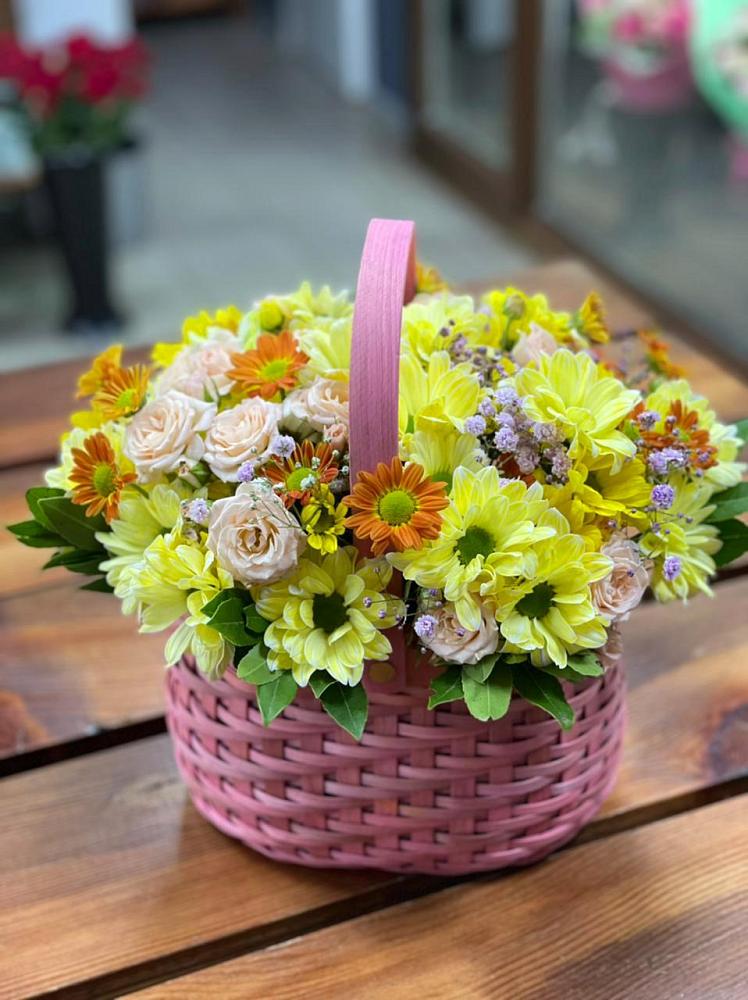 Цветочная композиция из Хризантемы и Розы в корзине в Крупино