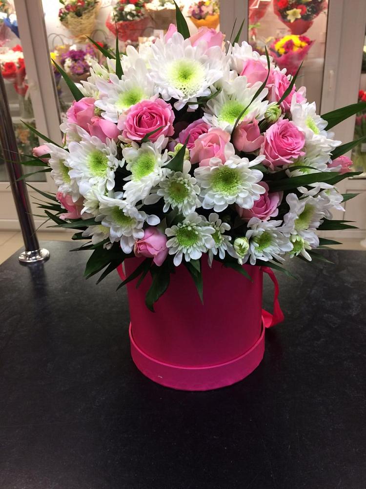 Цветочная композиция из Розы и Хризантемы в шляпной коробке в Крупино