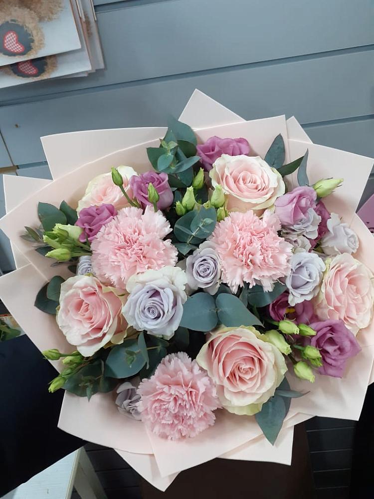 Букет цветов из: Розы, Гвоздики и Лизиантусы в Крупино